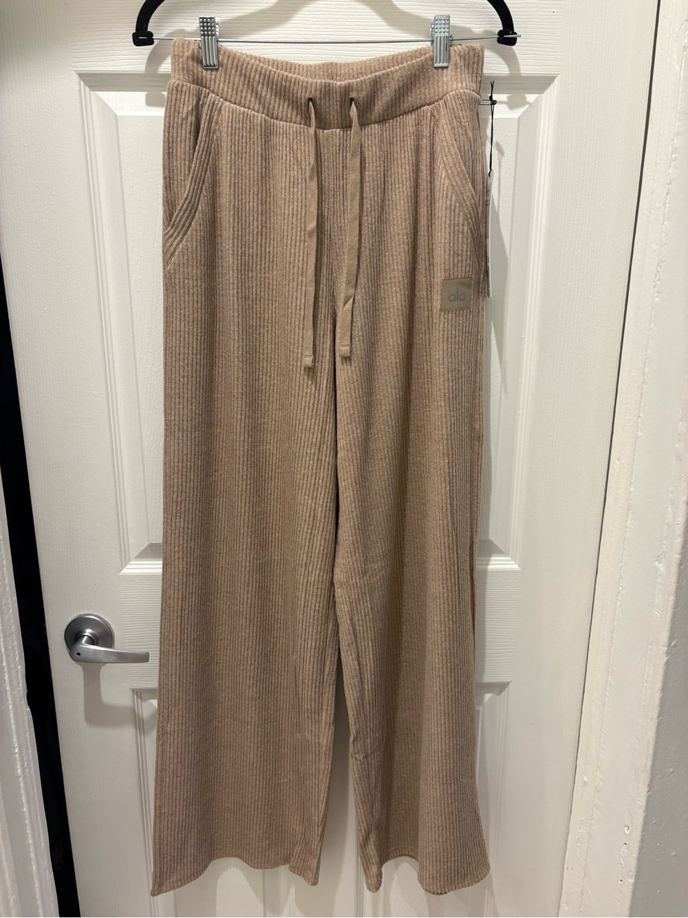 Alo Yoga Ribbed Muse Wide Leg Pant – Gravel Heather – Small –NWT sold out style - Picture 3 of 11